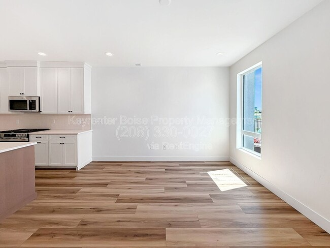 Building Photo - 373 E Lombard Ln