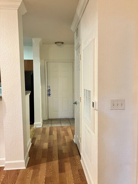 Foyer - 304 E South St