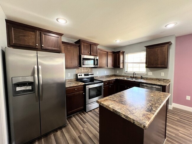 Building Photo - Fenced home close to FLW!