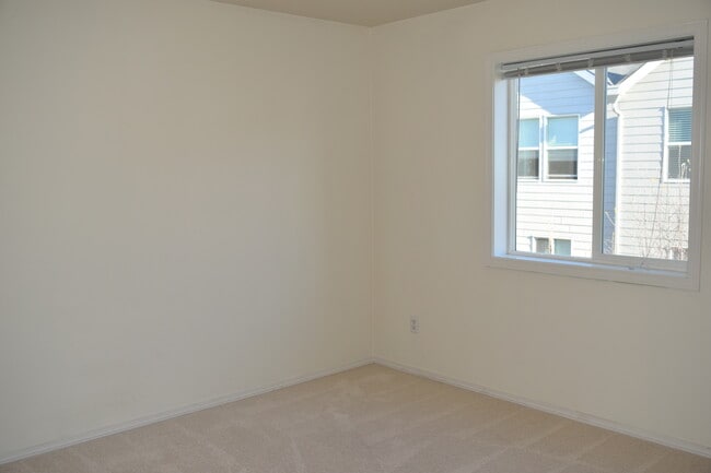 Building Photo - 6321 NE 59th Ct