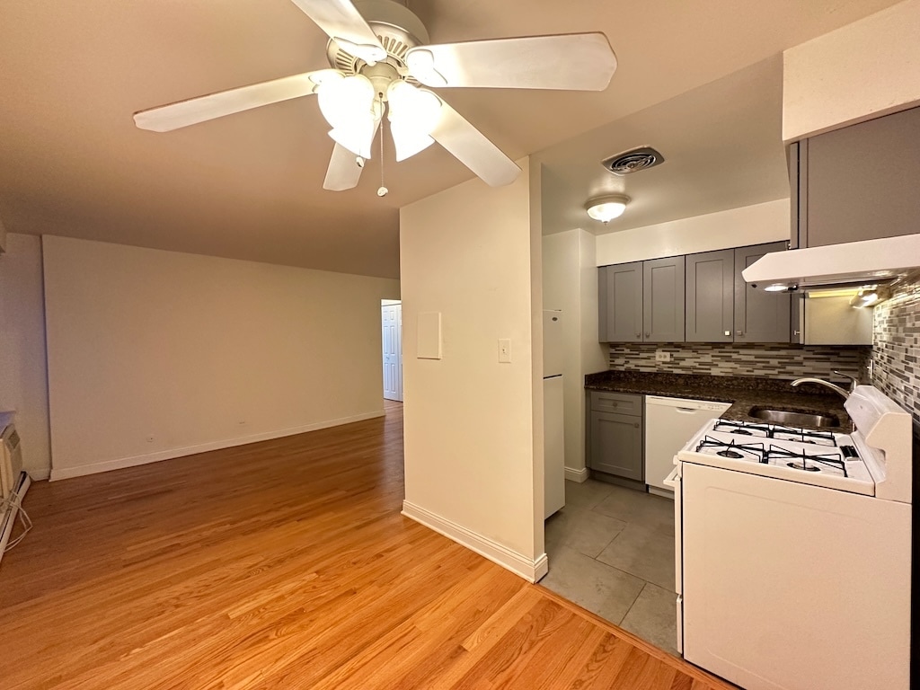 Building Photo - 3732 N Pine Grove Ave