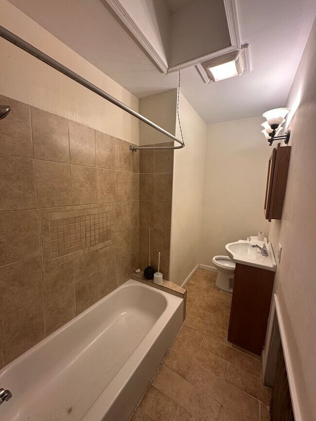 Building Photo - 2 Bedroom, 1 Bath Rowhome available today!