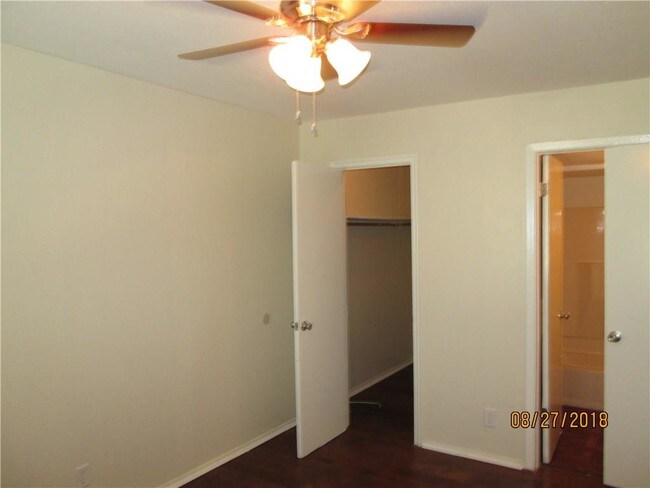 Building Photo - 2206 W Hickory St