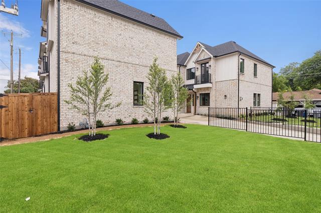 Building Photo - 1000 W 10th St