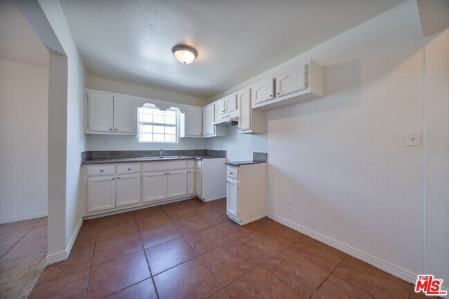 Building Photo - 642 W 109th Pl