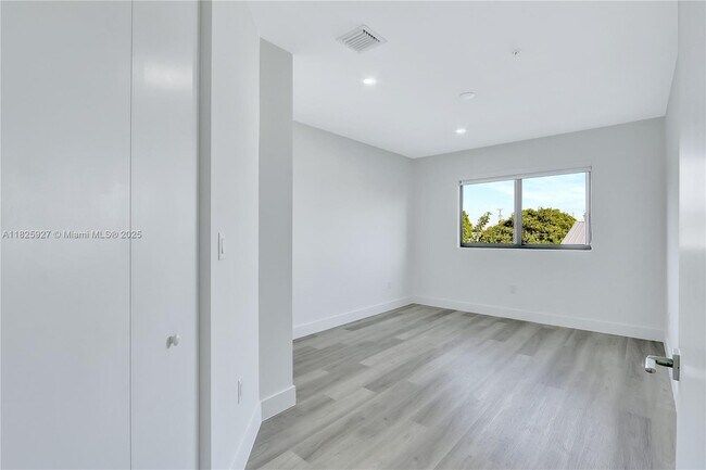 Building Photo - 4226 NE 7th Terrace