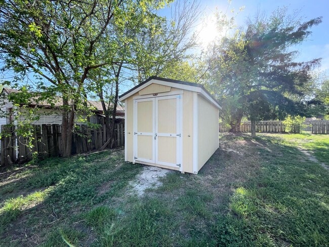 Building Photo - 2 Bedroom Home With Fenced in Yard