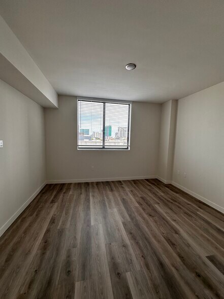 Building Photo - 1109 NW 5th Ct