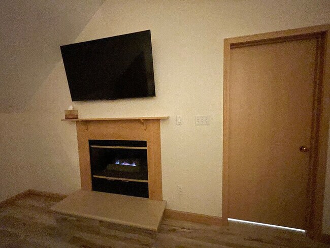 Building Photo - 513 Pine Lake Ave