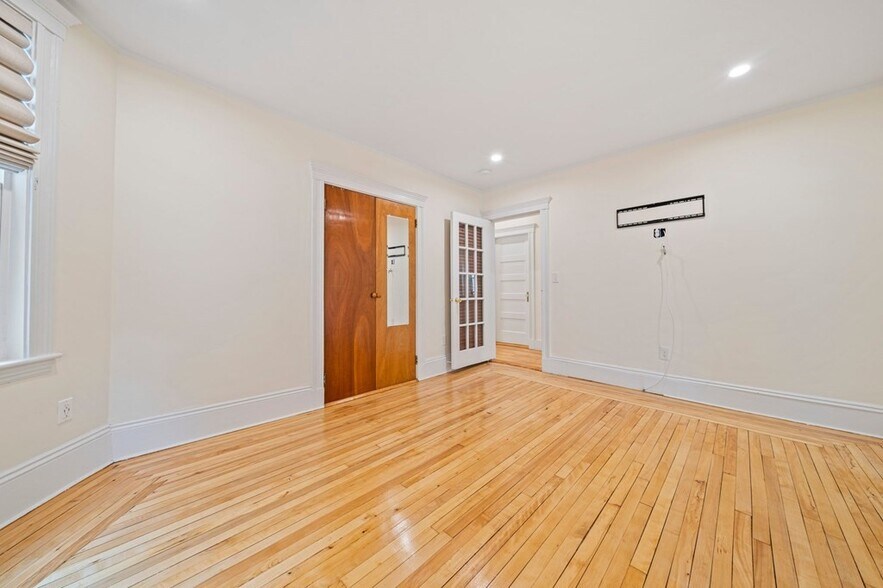 Building Photo - 108 Trowbridge St