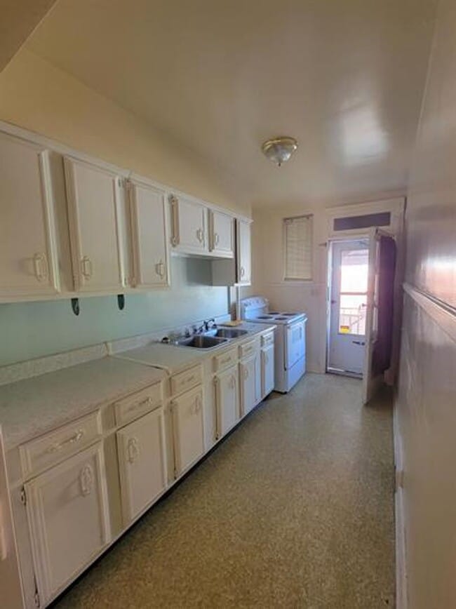 Building Photo - 805 Somerset Dr