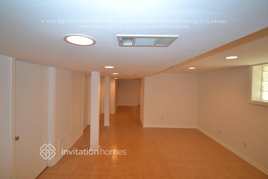 Building Photo - 6209 N Maplewood Ave