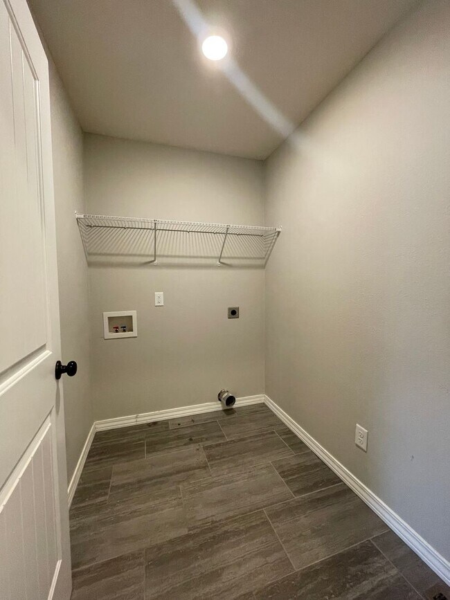 Building Photo - Executive Rental - Old Castle Estate Subdivision - Nixa