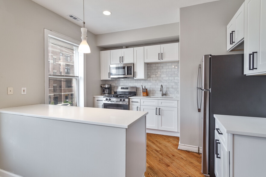 Building Photo - 3047 N Clybourn Ave