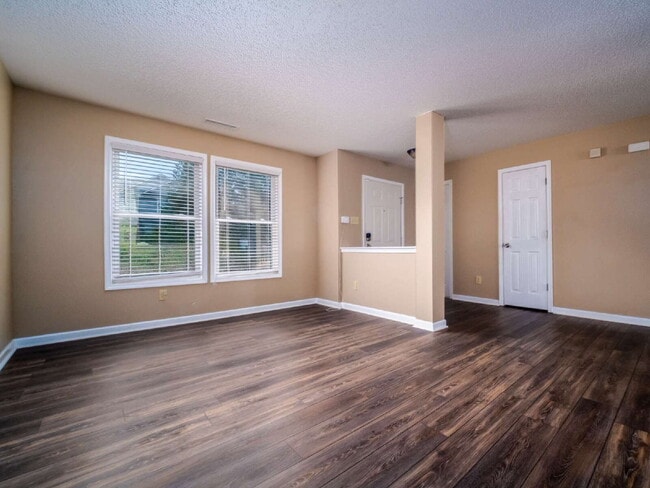 Building Photo - 910 Torsion Lane