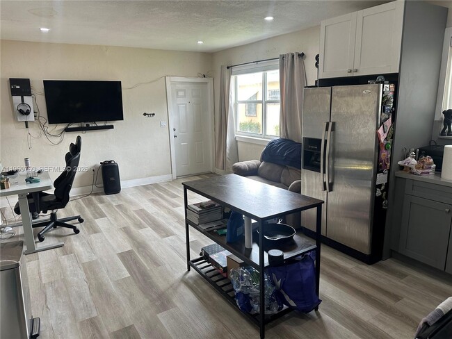 Building Photo - 1147 NE 113th St