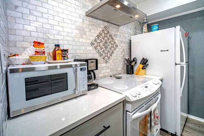 Building Photo - 1902 Bayhouse Dr