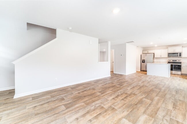 Building Photo - Spacious house with large office and 3 bedrooms in pool community. Available after July 10!