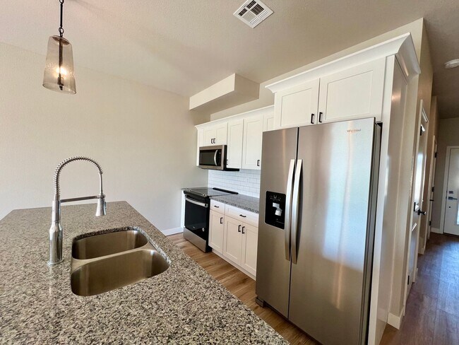 Building Photo - Modern Townhome with STUNNING Views in West MHK