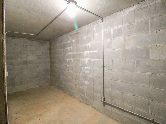 Building Photo - Spacious home!