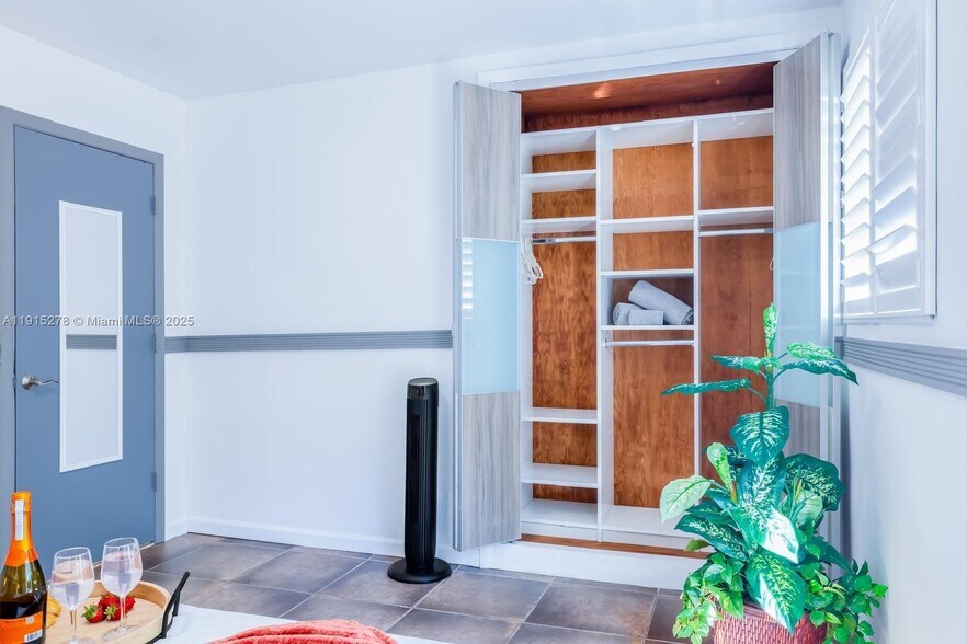 Building Photo - 312 N Luna Ct