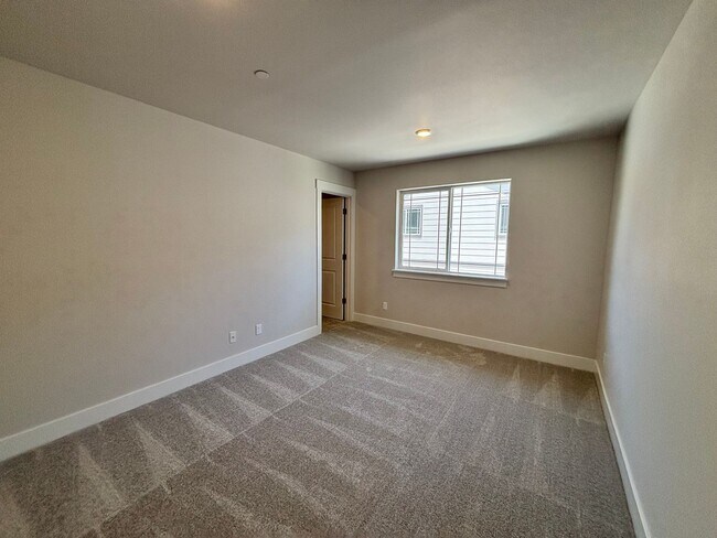 Building Photo - Brand New 5 Bedroom Home in Bull Mountain ...