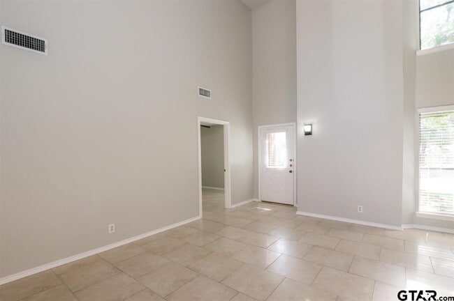 Building Photo - 5825 Hollytree Dr