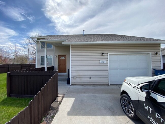 Building Photo - 3 Bed - 2 Bath - Fenced Yard