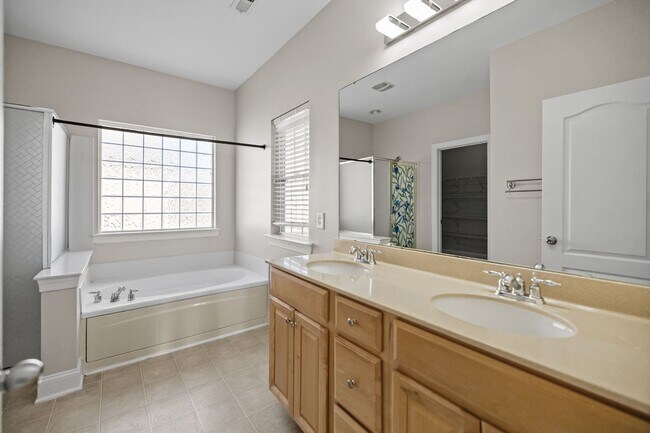 Building Photo - 10724 Alvarado Way