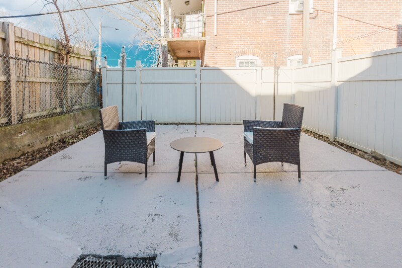 Building Photo - 619 N Lincoln St