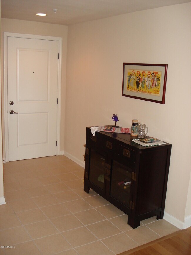 Building Photo - 400 E Bay St