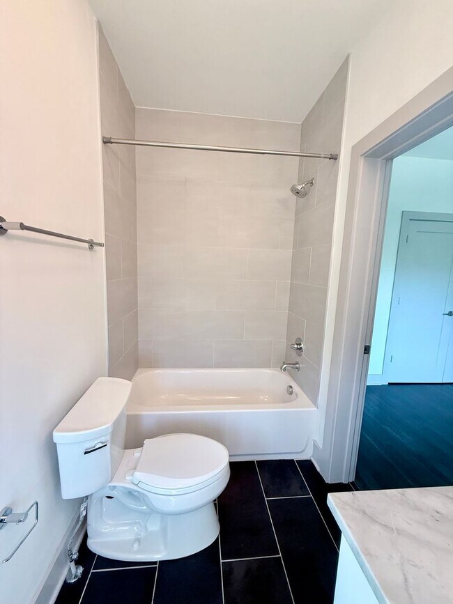 Building Photo - 3 bedroom/3.5 baths/ 12th S