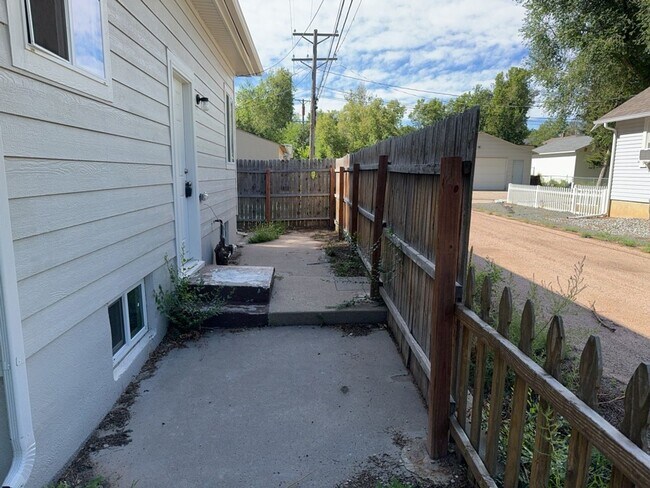 Building Photo - Utilities Included - 1 Bed 1 Bath Apartment