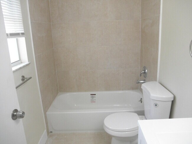 Building Photo - 721 Cypress Way E
