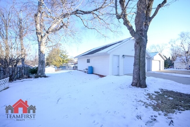 Building Photo - 1135 S Ridge Rd