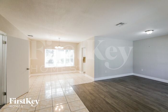 Building Photo - 810 NW 186th Dr