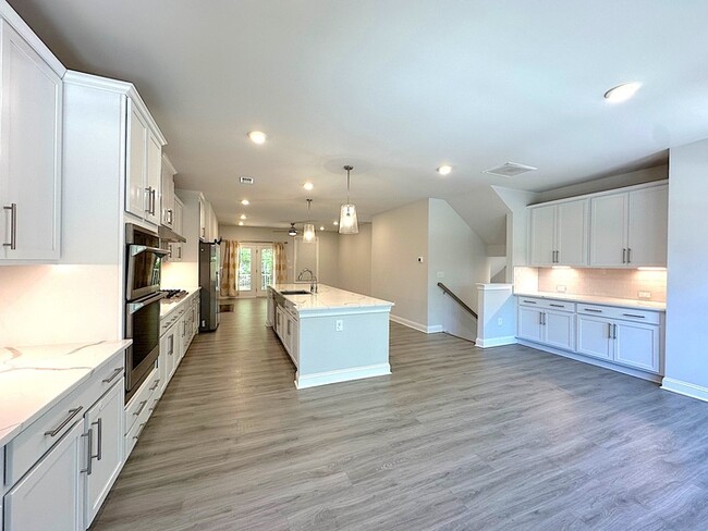 Building Photo - SPACIOUS TOWNHOME