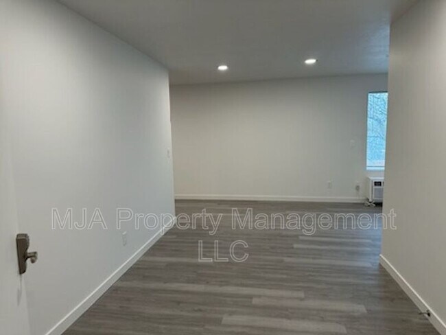Building Photo - 500 E Fort Union Blvd