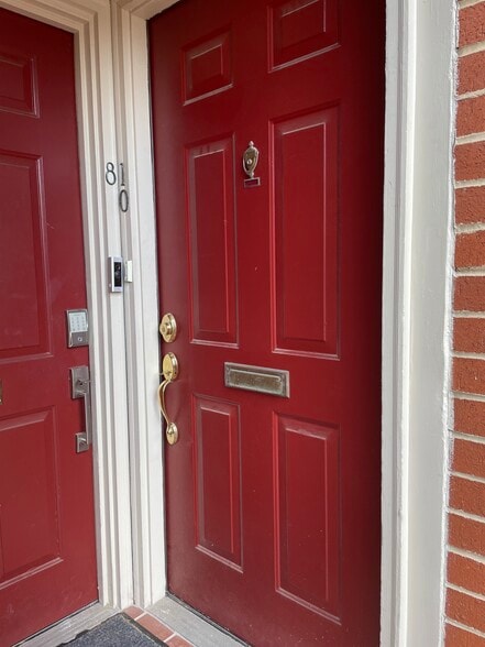 Front door - 10 W Hill St