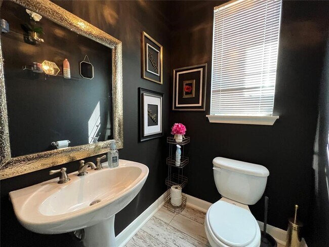 Building Photo - Stunning Townhome Near Medical Center!