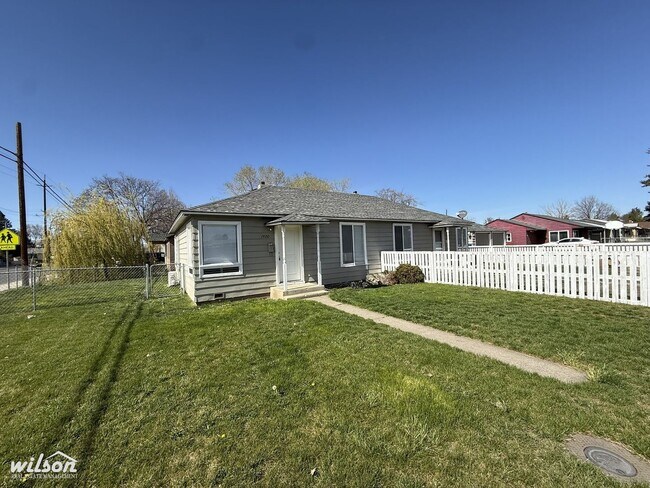 Building Photo - 1420-1420 Queen Ave