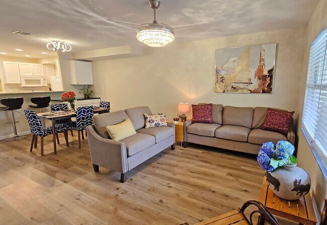Building Photo - 2 BR/ 2.5 BA Townhome in Gated Community w...