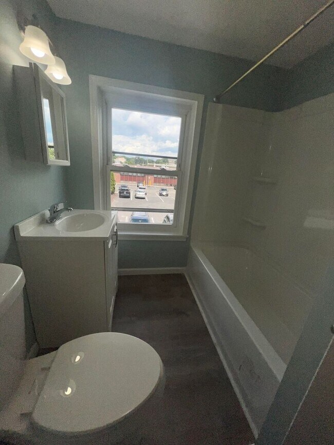 Building Photo - Gorgeous 1-bedroom, Top floor!  Apartment in quiet Pittsfield Street