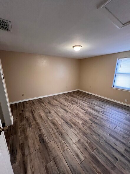 Building Photo - 725 W I Ave