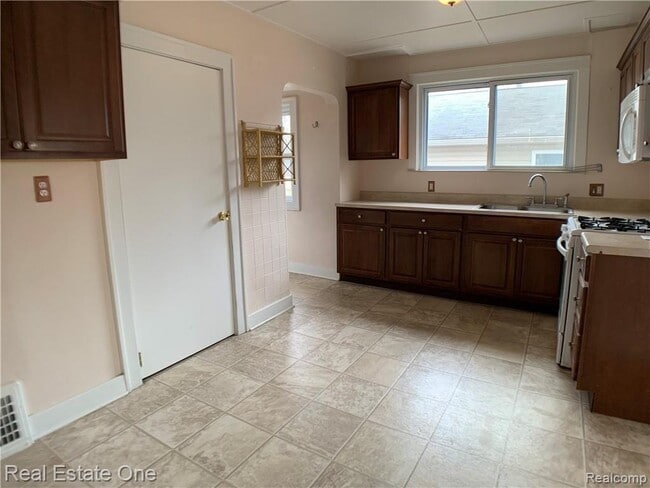 Building Photo - 3342 Buckingham Ave