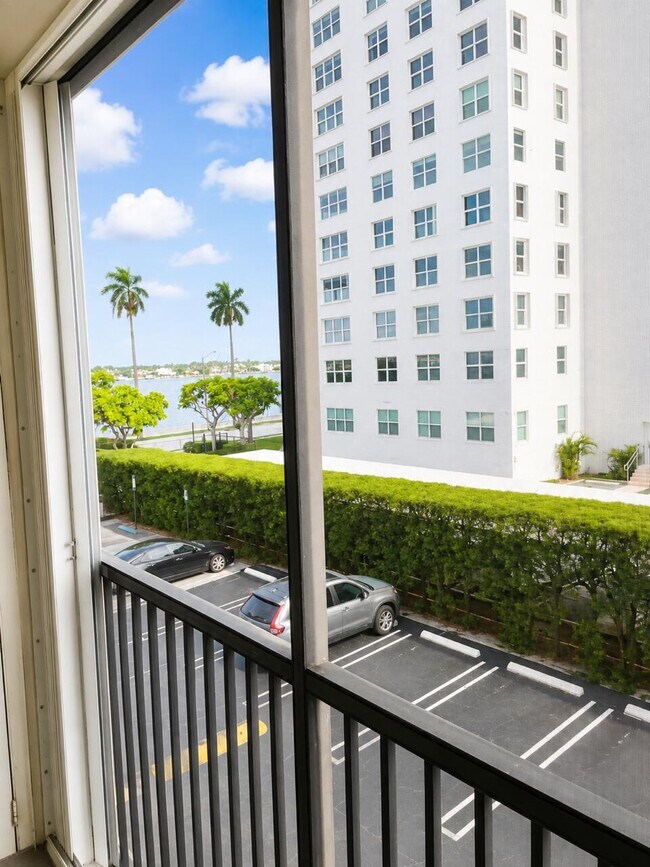 Building Photo - 1527 S Flagler Dr