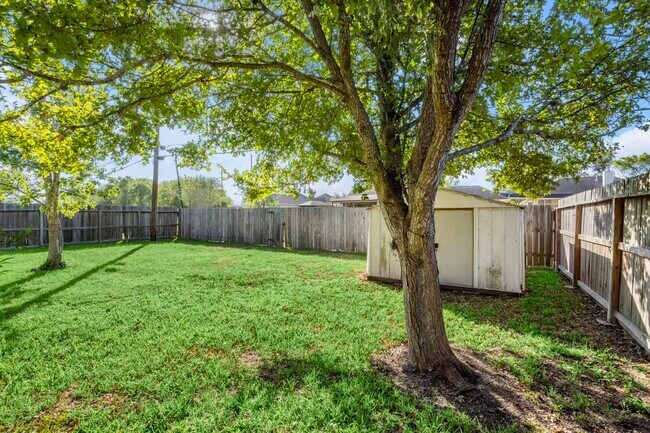 Building Photo - 3212 Glastonbury Dr