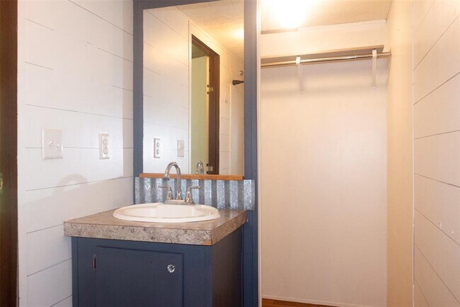 Building Photo - 8916 Lakeside Dr