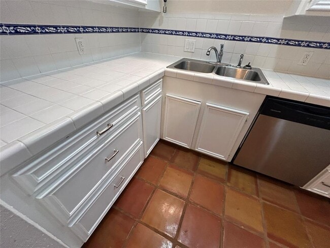 Building Photo - 4020 Blue Bonnet Blvd