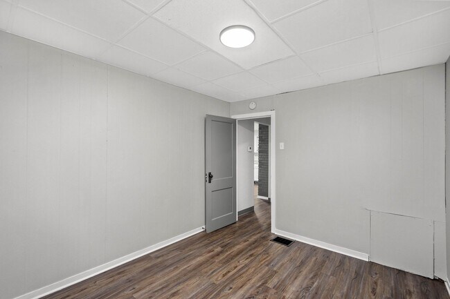 Building Photo - Beautiful 3 bedroom home in Munhall available November 1!